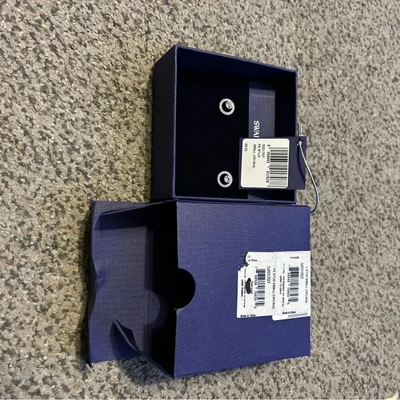 Earrings Swarovski pave and crystal stud - Picture 2 of 2